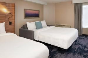 Cama ou camas em um quarto em Fairfield by Marriott Niagara Falls, Canada