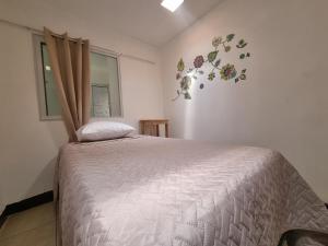 - une chambre avec un lit et une couette blanche dans l'établissement Central Hostel Zona 10, à Guatemala