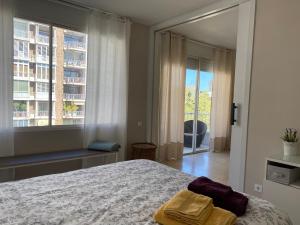 Gulta vai gultas numurā naktsmītnē Precioso y tranquilo apartamento zona alta Diagonal Barcelona