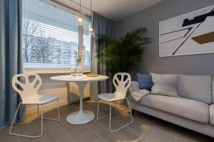 Un lugar para sentarse en Apartament Bielany 3 min from metro with 5-meals per day diet catering, air conditioning and free parking