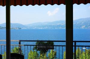 einen Balkon mit Blick auf das Wasser in der Unterkunft Hotel Europa in Ispra