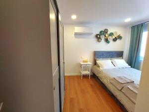 Dormitorio pequeño con cama y mesa en Ritta´s House - Covilhã, en Covilhã