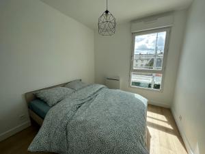 Säng eller sängar i ett rum på Appartement Caen