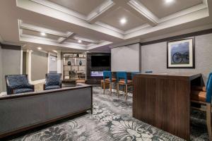 プラッツバーグにあるComfort Inn & Suites Plattsburgh - Morrisonvilleの会議室(椅子、テーブル、表彰台付)