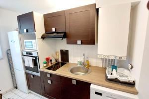 Virtuve vai virtuves zona naktsmītnē Cosy Home 2, Cergy Le Haut, 6 personnes, 3 min gare, 30 min Paris, parking privé