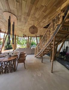 Dalung şehrindeki Tropical Bali Bamboo Villa - 7 Minutes from Canggu tesisine ait fotoğraf galerisinden bir görsel