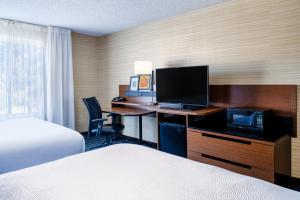 Fairfield Inn & Suites by Marriott Denver Aurora/Medical Center में टेलीविजन और/या मनोरंजन केंद्र