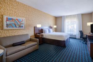 Fairfield Inn & Suites by Marriott Denver Aurora/Medical Center में एक कमरे में एक या कई बेड