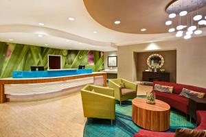 Seating area sa SpringHill Suites by Marriott Baltimore BWI Airport