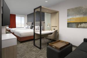 Säng eller sängar i ett rum på SpringHill Suites by Marriott Loveland Fort Collins/Windsor