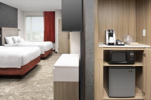 Säng eller sängar i ett rum på SpringHill Suites by Marriott Loveland Fort Collins/Windsor