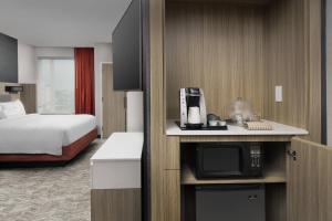 Säng eller sängar i ett rum på SpringHill Suites by Marriott Loveland Fort Collins/Windsor