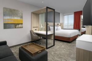 Säng eller sängar i ett rum på SpringHill Suites by Marriott Loveland Fort Collins/Windsor