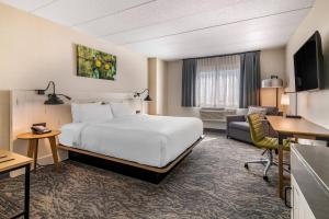 um quarto de hotel com uma cama e uma secretária em Fairfield Inn & Suites by Marriott Providence Airport Warwick em Warwick