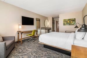 um quarto de hotel com uma cama e uma secretária em Fairfield Inn & Suites by Marriott Providence Airport Warwick em Warwick