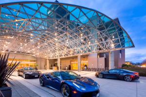 3 auto di lusso parcheggiate di fronte a un edificio di The Westin Bayshore, Vancouver a Vancouver