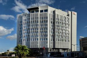 un gran edificio blanco con muchas ventanas en Tunis Marriott Hotel, en Túnez