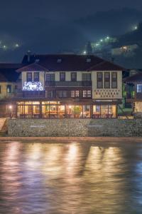 een gebouw naast een waterlichaam 's nachts bij Hotel Konak Konjic in Konjic