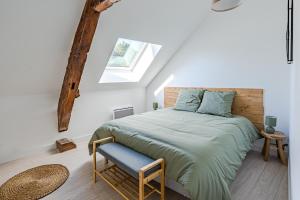 ein Schlafzimmer mit einem großen Bett und einem Fenster in der Unterkunft L’odon in Caen