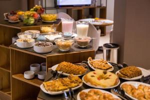 een buffet met veel verschillende soorten eten bij Hotel Treinta-Seis in Mar del Plata