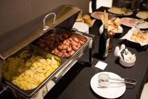 een buffet met aardappelen en andere etenswaren op tafel bij Hotel Treinta-Seis in Mar del Plata