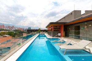 Kolam renang di atau di dekat Landmark Hotel