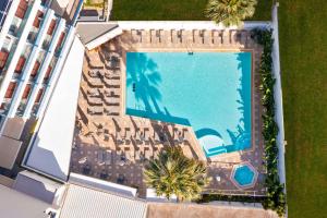 einen Blick über den Pool in einem Resort in der Unterkunft Best Western Plus Hotel Plaza in Rhodos (Stadt)