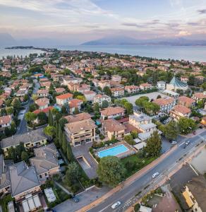 uma vista aérea de uma cidade com uma estrada e casas em Hotel Gardenia Sirmione em Sirmione