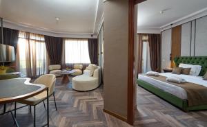 A bed or beds in a room at Royal Hotel Thessaloniki