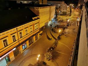 una vista aérea de una calle de la ciudad por la noche en Rest House Apartman, en Nyíregyháza