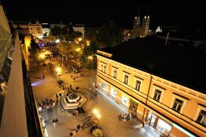 una vista aérea de una ciudad por la noche en Rest House Apartman, en Nyíregyháza