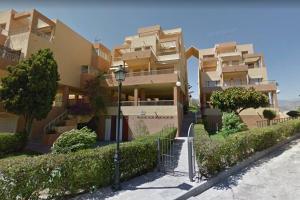 ein Gebäude mit Straßenbeleuchtung davor in der Unterkunft Apartamento con la playa a 200 metros in Granada