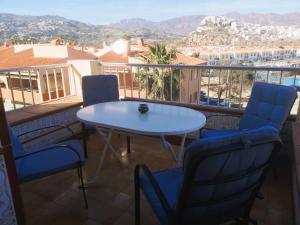 einen Tisch und Stühle auf einem Balkon mit Aussicht in der Unterkunft Apartamento con la playa a 200 metros in Granada