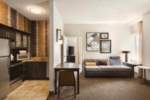 Кухня или кухненски бокс в Residence Inn Denver City Center