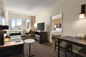 Кухня или кухненски бокс в Residence Inn Denver City Center