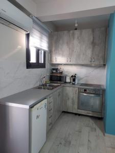 cocina con fregadero y fogones en Apartment, en Ioannina