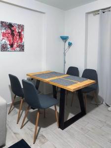 una mesa de madera y sillas en una habitación en Apartment, en Ioannina