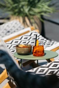 - une table avec un bol de nourriture et une boisson dans l'établissement Botel Maastricht, à Maastricht