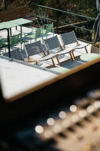 un groupe de tables et de chaises assises sur une table dans l'établissement Botel Maastricht, à Maastricht