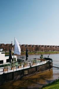 un quai avec un bateau dans l'eau dans l'établissement Botel Maastricht, à Maastricht