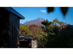 uma vista para uma montanha a partir de uma casa em Innterhill Tsubasa Yufuin - Vacation STAY 94242v em Yufu