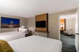 Cama ou camas em um quarto em Best Western Premier the Central Hotel & Conference Center