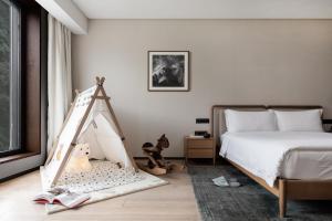 เตียงในห้องที่ The Nook Hotel Hangzhou - A design hotel, Near subway