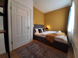 sypialnia z łóżkiem i otwartymi drzwiami w obiekcie Apartment 4-6 Personen I 80qm I Altstadt I Dachterasse I Parkplatz w mieście Straubing