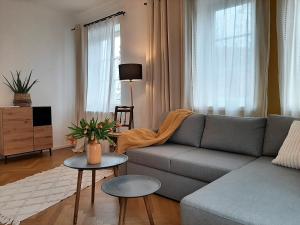 salon z kanapą i stołem w obiekcie Apartment 4-6 Personen I 80qm I Altstadt I Dachterasse I Parkplatz w mieście Straubing