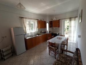 A kitchen or kitchenette at Happy Days Apartment