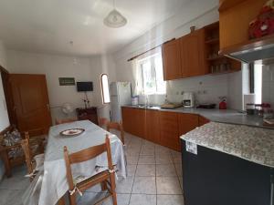 A kitchen or kitchenette at Happy Days Apartment