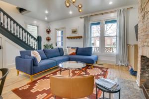 ein Wohnzimmer mit einem blauen Sofa und einem Kamin in der Unterkunft Indiana Vacation Rental Walk to Madison Main St! in Madison