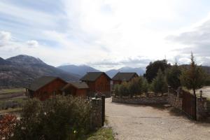 een rij huizen met bergen op de achtergrond bij Pasithea Mountain Chalet in Feneos