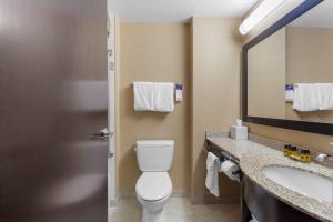 Kylpyhuone majoituspaikassa Best Western Plus Sherwood Park Inn & Suites